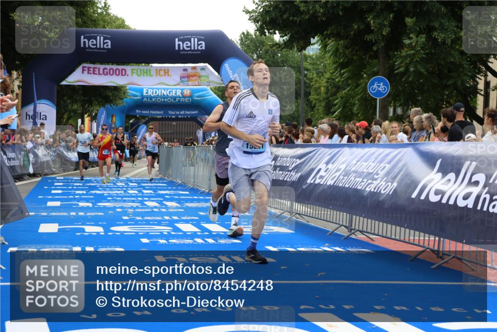 29.06.2025 - hella hamburg halbmarathon Strokosch-Dieckow http://msf.ph/oto/8454248 29.06.2025 10:36:43 Ziel 1571, 3809, 4865, 5092, 5961, 6529, 7310, 13343, 14622, 15621, 15939, 18038, 18733 meine-sportfotos.de
