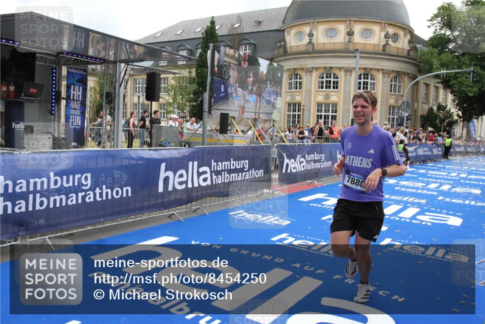 29.06.2025 - hella hamburg halbmarathon Michael Strokosch http://msf.ph/oto/8454250 29.06.2025 10:30:58 Ziel 7880, 16508 meine-sportfotos.de