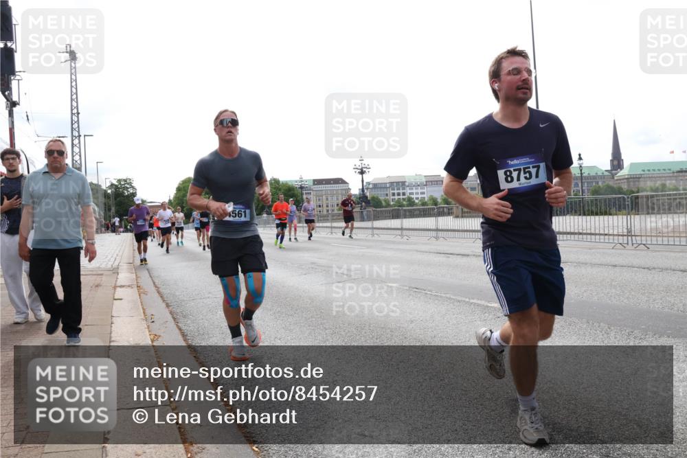 29.06.2025 - hella hamburg halbmarathon Lena Gebhardt http://msf.ph/oto/8454257 29.06.2025 10:31:12 Lombardsbrücke 561, 8757, 1059, 1292, 1472, 1773, 1979, 2097, 2268, 2414, 2505, 2914, 3131, 3281, 4198, 4561, 4817, 5437, 5846, 5943, 6057, 6078, 6195, 6556, 6620, 6787, 7351, 7604, 7772, 8050, 8072, 8073, 8757, 9576, 9830, 10111, 10586, 10989, 11587, 11981, 11988, 12384, 12627, 14095, 14349, 14803, 15299, 15466, 15589, 15725, 16457, 16978, 17224, 17463, 17509, 17587, 17706, 17742, 17966, 19052, 19226 meine-sportfotos.de