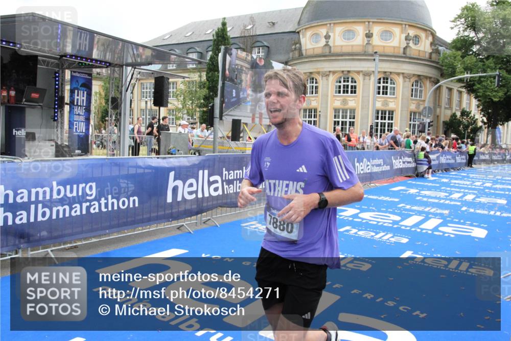 29.06.2025 - hella hamburg halbmarathon Michael Strokosch http://msf.ph/oto/8454271 29.06.2025 10:30:59 Ziel 7880, 16508 meine-sportfotos.de