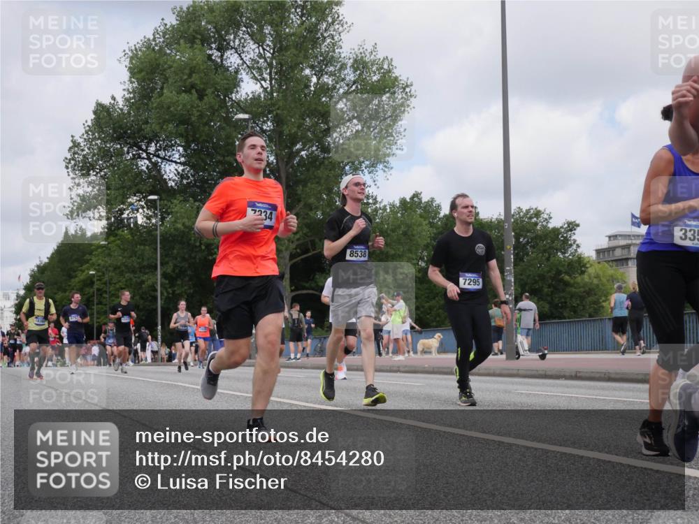 29.06.2025 - hella hamburg halbmarathon Luisa Fischer http://msf.ph/oto/8454280 29.06.2025 10:34:58 Kennedybrücke 1836, 8757, 7234, 8538, 7295, 335, 2672, 3358, 5496, 7295, 7334, 7816, 7898, 8304, 8538, 8757, 9882, 10421 meine-sportfotos.de