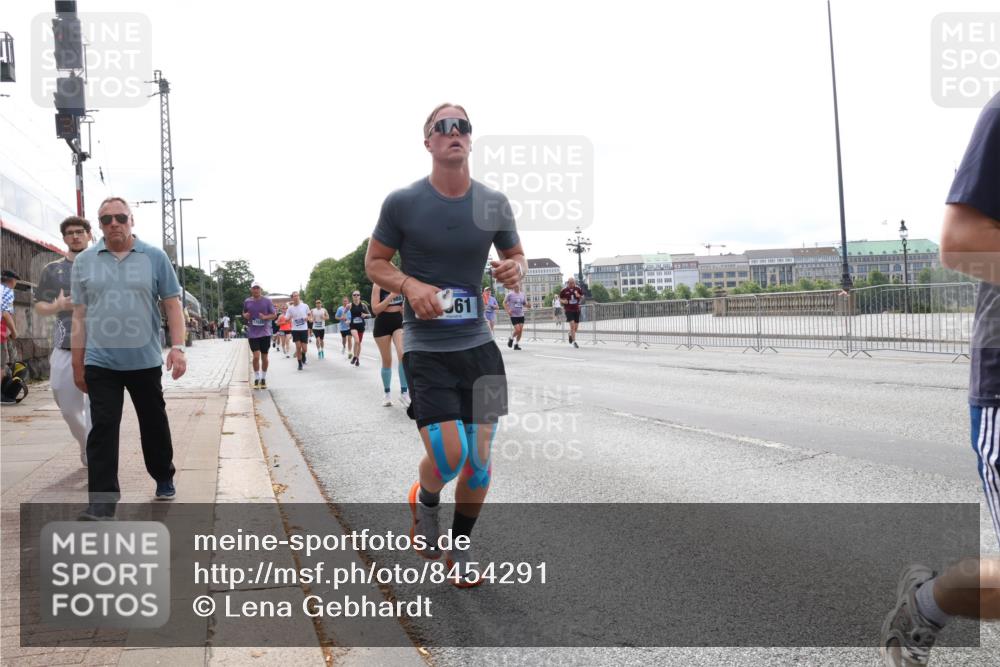 29.06.2025 - hella hamburg halbmarathon Lena Gebhardt http://msf.ph/oto/8454291 29.06.2025 10:31:13 Lombardsbrücke 988, 61, 1059, 1292, 1472, 1773, 1979, 2097, 2268, 2414, 2505, 2914, 3131, 4198, 4561, 4817, 5165, 5437, 5846, 5943, 6057, 6078, 6195, 6556, 6620, 6787, 7351, 7604, 7772, 8050, 8072, 8073, 8757, 9576, 9830, 10111, 10586, 10989, 11587, 11981, 11988, 12384, 12627, 14095, 14349, 14803, 15299, 15466, 15589, 15725, 16457, 16978, 17224, 17463, 17509, 17587, 17706, 17742, 17966, 19052, 19226 meine-sportfotos.de