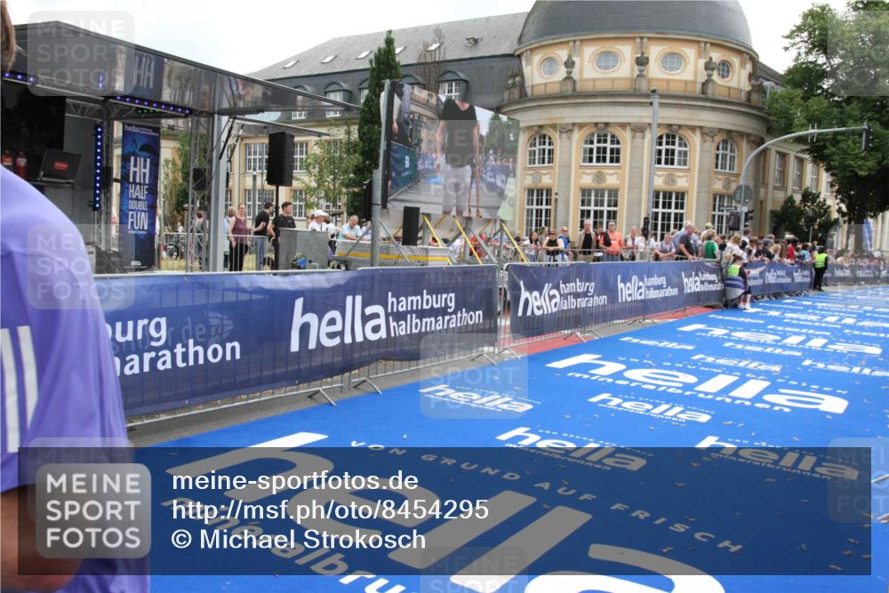 29.06.2025 - hella hamburg halbmarathon Michael Strokosch http://msf.ph/oto/8454295 29.06.2025 10:30:59 Ziel 7880, 16508 meine-sportfotos.de