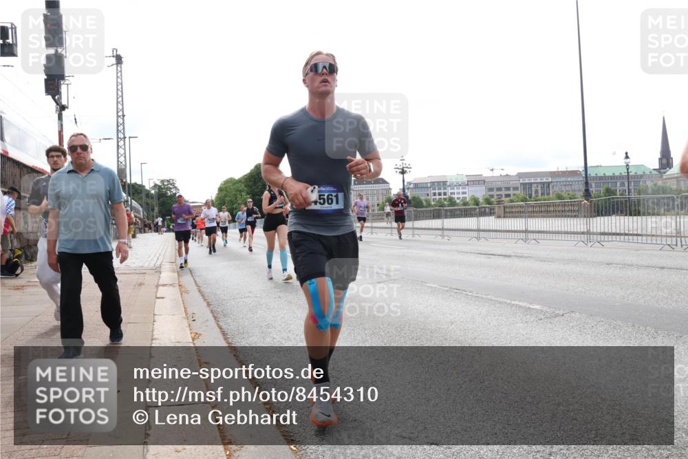 29.06.2025 - hella hamburg halbmarathon Lena Gebhardt http://msf.ph/oto/8454310 29.06.2025 10:31:13 Lombardsbrücke 561, 1059, 1292, 1472, 1773, 1979, 2097, 2268, 2414, 2505, 2914, 3131, 4198, 4561, 4817, 5165, 5437, 5846, 5943, 6057, 6078, 6195, 6556, 6620, 6787, 7351, 7604, 7772, 8050, 8072, 8073, 8757, 9576, 9830, 10111, 10586, 10989, 11587, 11981, 11988, 12384, 12627, 14095, 14349, 14803, 15299, 15466, 15589, 15725, 16457, 16978, 17224, 17463, 17509, 17587, 17706, 17742, 17966, 19052, 19226 meine-sportfotos.de