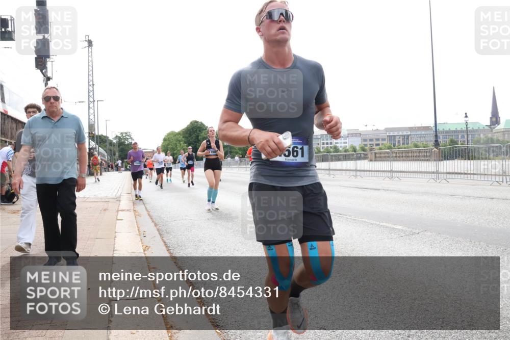 29.06.2025 - hella hamburg halbmarathon Lena Gebhardt http://msf.ph/oto/8454331 29.06.2025 10:31:13 Lombardsbrücke 561, 1059, 1292, 1472, 1773, 1979, 2097, 2268, 2414, 2505, 2914, 3131, 4198, 4561, 4817, 5165, 5437, 5846, 5943, 6057, 6078, 6195, 6556, 6620, 6787, 7351, 7604, 7772, 8050, 8072, 8073, 8757, 9576, 9830, 10111, 10586, 10989, 11587, 11981, 11988, 12384, 12627, 14095, 14349, 14803, 15299, 15466, 15589, 15725, 16457, 16978, 17224, 17463, 17509, 17587, 17706, 17742, 17966, 19052, 19226 meine-sportfotos.de