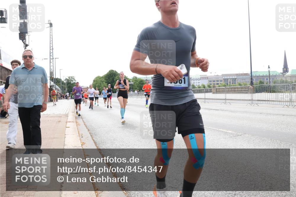 29.06.2025 - hella hamburg halbmarathon Lena Gebhardt http://msf.ph/oto/8454347 29.06.2025 10:31:13 Lombardsbrücke 1198, 561, 1059, 1292, 1472, 1773, 1979, 2097, 2268, 2414, 2505, 2914, 3131, 4198, 4561, 4817, 5165, 5437, 5846, 5943, 6057, 6078, 6195, 6556, 6620, 6787, 7351, 7604, 7772, 8050, 8072, 8073, 8757, 9576, 9830, 10111, 10586, 10989, 11587, 11981, 11988, 12384, 12627, 14095, 14349, 14803, 15299, 15466, 15589, 15725, 16457, 16978, 17224, 17463, 17509, 17587, 17706, 17742, 17966, 19052, 19226 meine-sportfotos.de