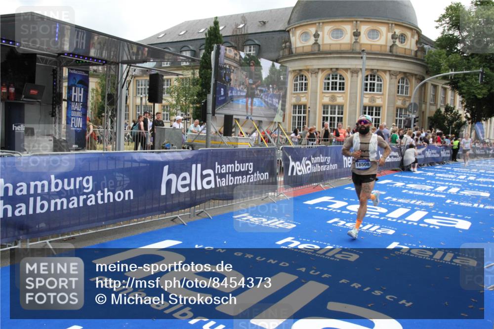 29.06.2025 - hella hamburg halbmarathon Michael Strokosch http://msf.ph/oto/8454373 29.06.2025 10:31:05 Ziel 5826, 16508 meine-sportfotos.de