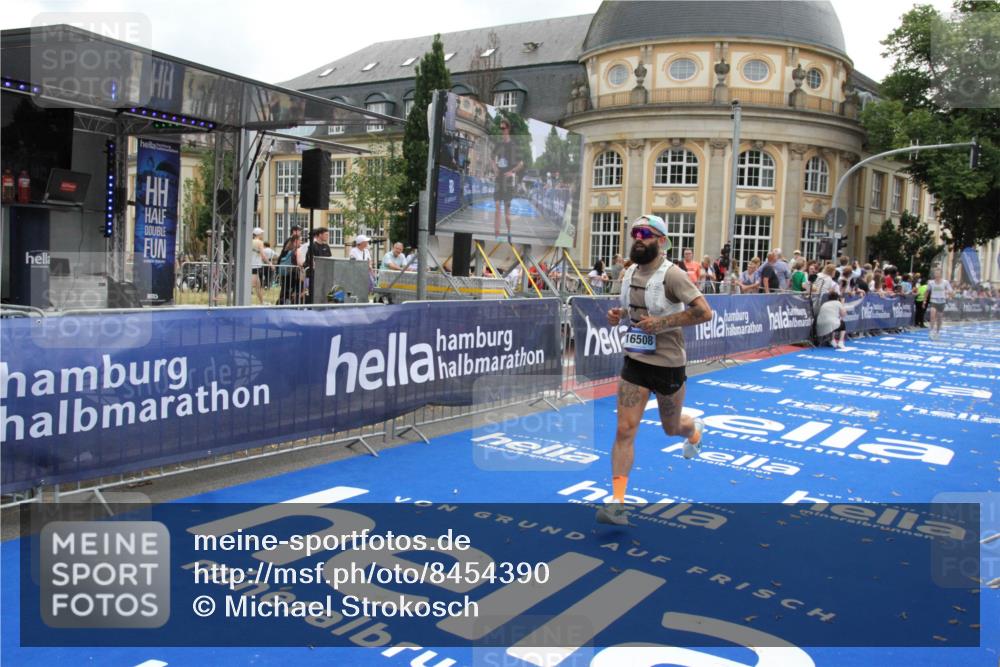 29.06.2025 - hella hamburg halbmarathon Michael Strokosch http://msf.ph/oto/8454390 29.06.2025 10:31:05 Ziel 5826, 16508 meine-sportfotos.de