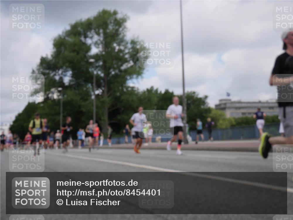 29.06.2025 - hella hamburg halbmarathon Luisa Fischer http://msf.ph/oto/8454401 29.06.2025 10:35:00 Kennedybrücke 3358, 5496, 7295, 7334, 7816, 7898, 8538, 8757, 10421 meine-sportfotos.de