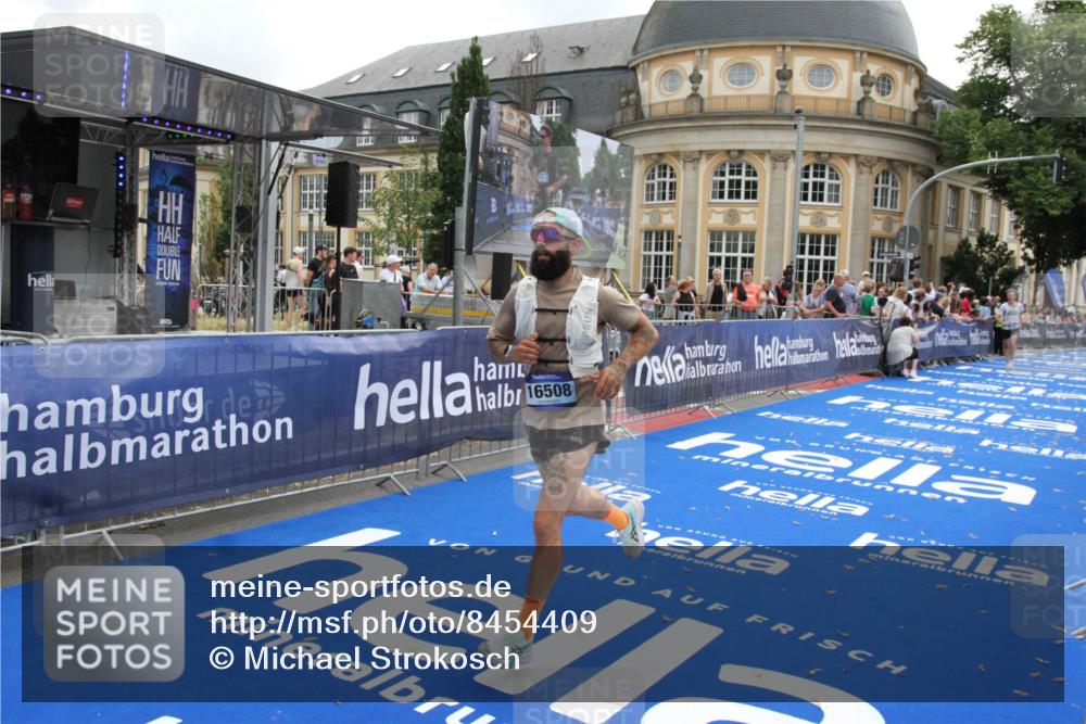 29.06.2025 - hella hamburg halbmarathon Michael Strokosch http://msf.ph/oto/8454409 29.06.2025 10:31:05 Ziel 5826, 16508 meine-sportfotos.de