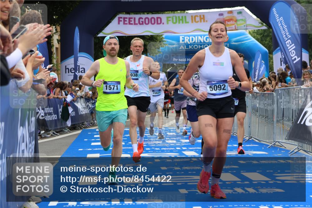 29.06.2025 - hella hamburg halbmarathon Strokosch-Dieckow http://msf.ph/oto/8454422 29.06.2025 10:36:39 Ziel 1571, 2121, 3809, 4865, 5092, 5961, 6529, 6915, 8121, 13343, 14622, 15621, 16523, 18038, 18733 meine-sportfotos.de