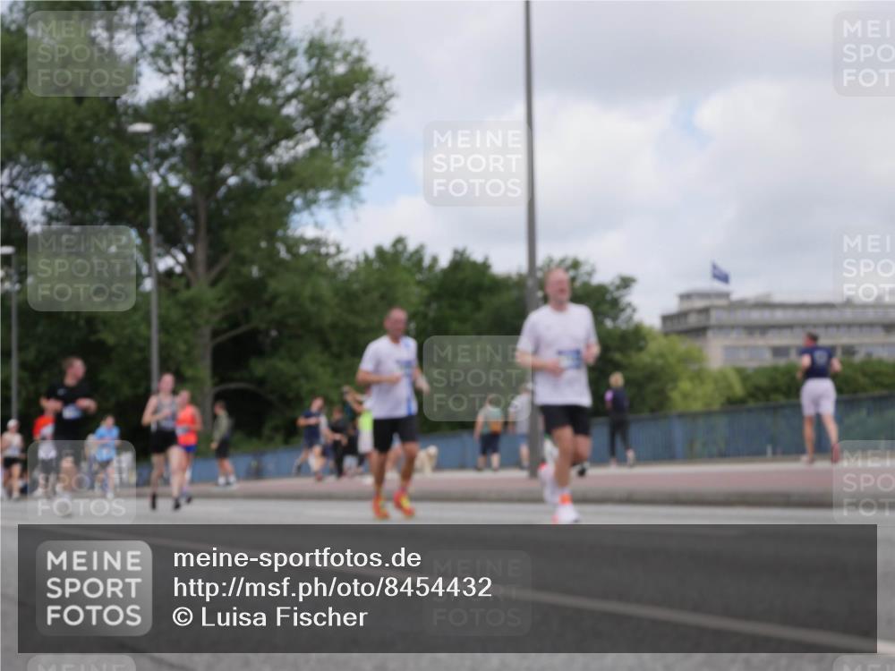29.06.2025 - hella hamburg halbmarathon Luisa Fischer http://msf.ph/oto/8454432 29.06.2025 10:35:00 Kennedybrücke 3358, 5496, 7295, 7334, 7816, 7898, 8538, 8757, 10421 meine-sportfotos.de