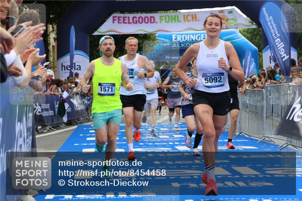 29.06.2025 - hella hamburg halbmarathon Strokosch-Dieckow http://msf.ph/oto/8454458 29.06.2025 10:36:39 Ziel 1571, 2121, 3809, 4865, 5092, 5961, 6529, 6915, 8121, 13343, 14622, 15621, 16523, 18038, 18733 meine-sportfotos.de