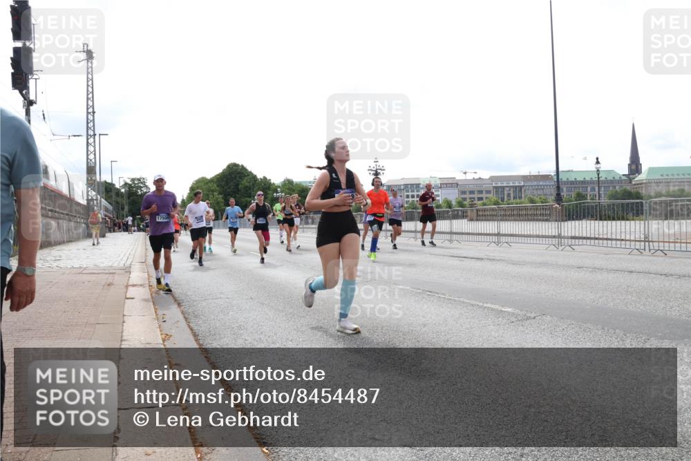 29.06.2025 - hella hamburg halbmarathon Lena Gebhardt http://msf.ph/oto/8454487 29.06.2025 10:31:15 Lombardsbrücke 17509, 1292, 1472, 1773, 1979, 2097, 2268, 2414, 2505, 2914, 3131, 4561, 4817, 5165, 5437, 5846, 5943, 6057, 6078, 6195, 6546, 6556, 6620, 6787, 7351, 7604, 7772, 8050, 8072, 8073, 8757, 9576, 10111, 10586, 10989, 11587, 11981, 11988, 12384, 12627, 13724, 14095, 14349, 14803, 15466, 15589, 15725, 16457, 16978, 17224, 17463, 17509, 17517, 17587, 17706, 17742, 17966, 19052, 19226 meine-sportfotos.de