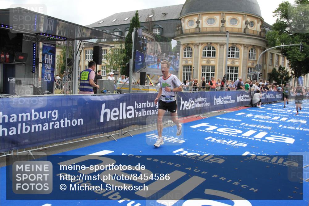 29.06.2025 - hella hamburg halbmarathon Michael Strokosch http://msf.ph/oto/8454586 29.06.2025 10:31:10 Ziel 3201, 5826, 10929, 13754, 18177 meine-sportfotos.de