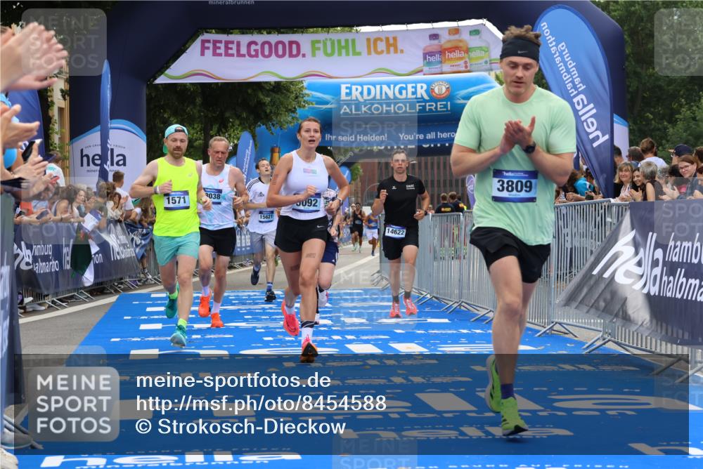 29.06.2025 - hella hamburg halbmarathon Strokosch-Dieckow http://msf.ph/oto/8454588 29.06.2025 10:36:38 Ziel 1571, 2121, 3809, 5092, 5961, 6915, 8121, 14622, 15621, 16523, 18038, 18733 meine-sportfotos.de