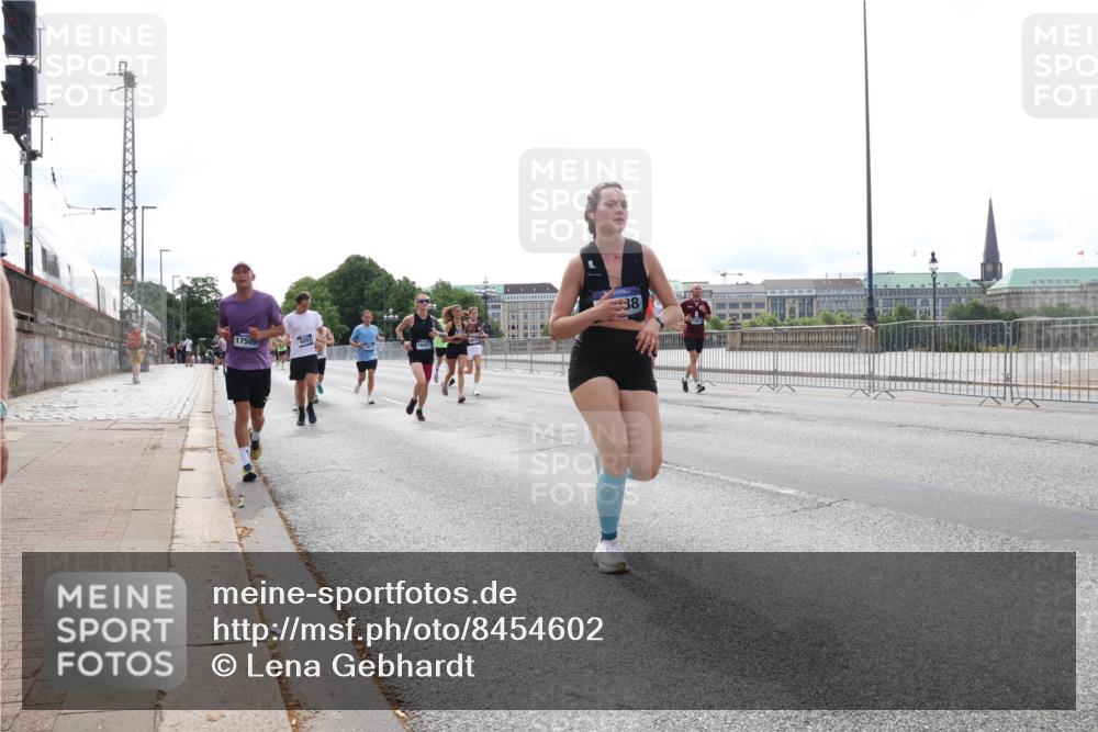 29.06.2025 - hella hamburg halbmarathon Lena Gebhardt http://msf.ph/oto/8454602 29.06.2025 10:31:15 Lombardsbrücke 17509, 38, 1292, 1472, 1773, 1979, 2097, 2268, 2414, 2505, 2914, 3131, 4561, 4817, 5165, 5437, 5846, 5943, 6057, 6078, 6195, 6546, 6556, 6620, 6787, 7351, 7604, 7772, 8050, 8072, 8073, 8757, 9576, 10111, 10586, 10989, 11587, 11981, 11988, 12384, 12627, 13724, 14095, 14349, 14803, 15466, 15589, 15725, 16457, 16978, 17224, 17463, 17509, 17517, 17587, 17706, 17742, 17966, 19052, 19226 meine-sportfotos.de