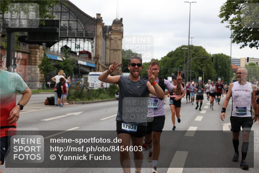 29.06.2025 - hella hamburg halbmarathon Yannick Fuchs http://msf.ph/oto/8454603 29.06.2025 10:56:11 20KM 1006, 1128, 1190, 1264, 1377, 1568, 1726, 3097, 3921, 4859, 5547, 6414, 6415, 6580, 6815, 7658, 8154, 9131, 9718, 9928, 10214, 10519, 10797, 11670, 11968, 12567, 13868, 13958, 14368, 14456, 14574, 15291, 15686, 15859, 15908, 16292, 16808, 17136, 17383, 17532, 17939, 17955, 18000, 18599, 18808, 18919, 19023 meine-sportfotos.de