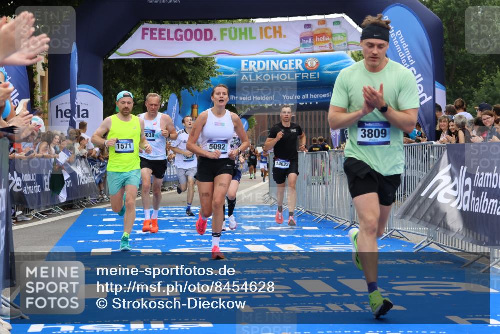 29.06.2025 - hella hamburg halbmarathon Strokosch-Dieckow http://msf.ph/oto/8454628 29.06.2025 10:36:38 Ziel 1571, 2121, 3809, 5092, 5961, 6915, 8121, 14622, 15621, 16523, 18038, 18733 meine-sportfotos.de