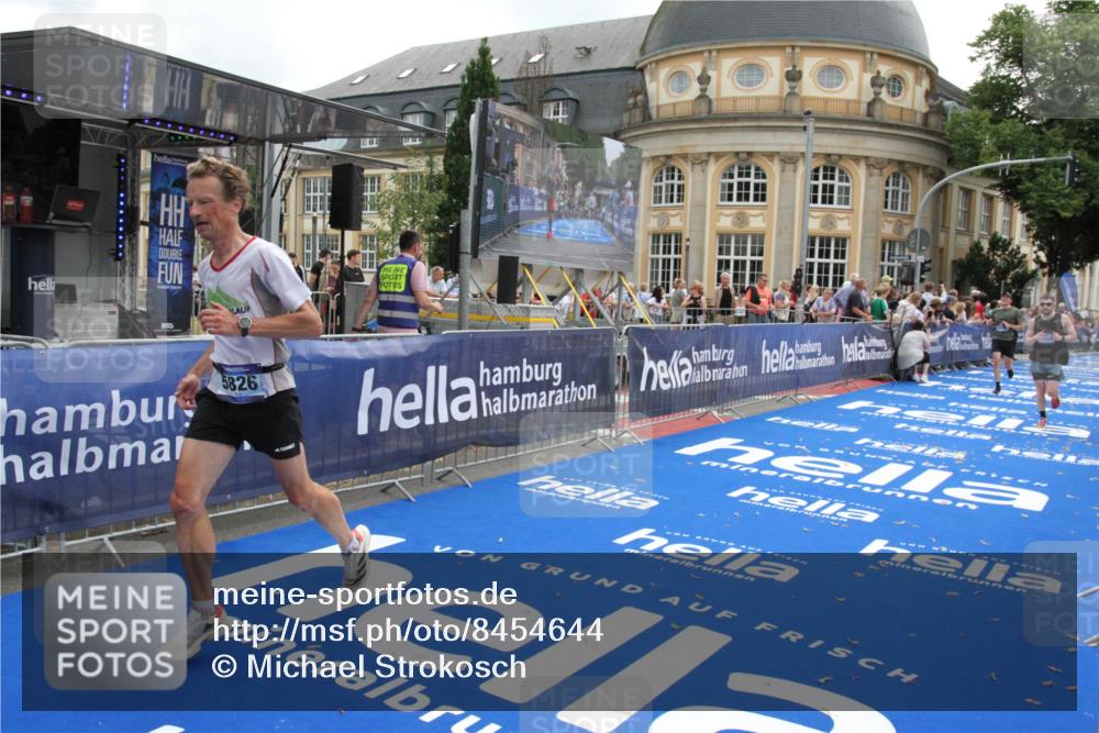 29.06.2025 - hella hamburg halbmarathon Michael Strokosch http://msf.ph/oto/8454644 29.06.2025 10:31:10 Ziel 3201, 5826, 10929, 13754, 18177 meine-sportfotos.de