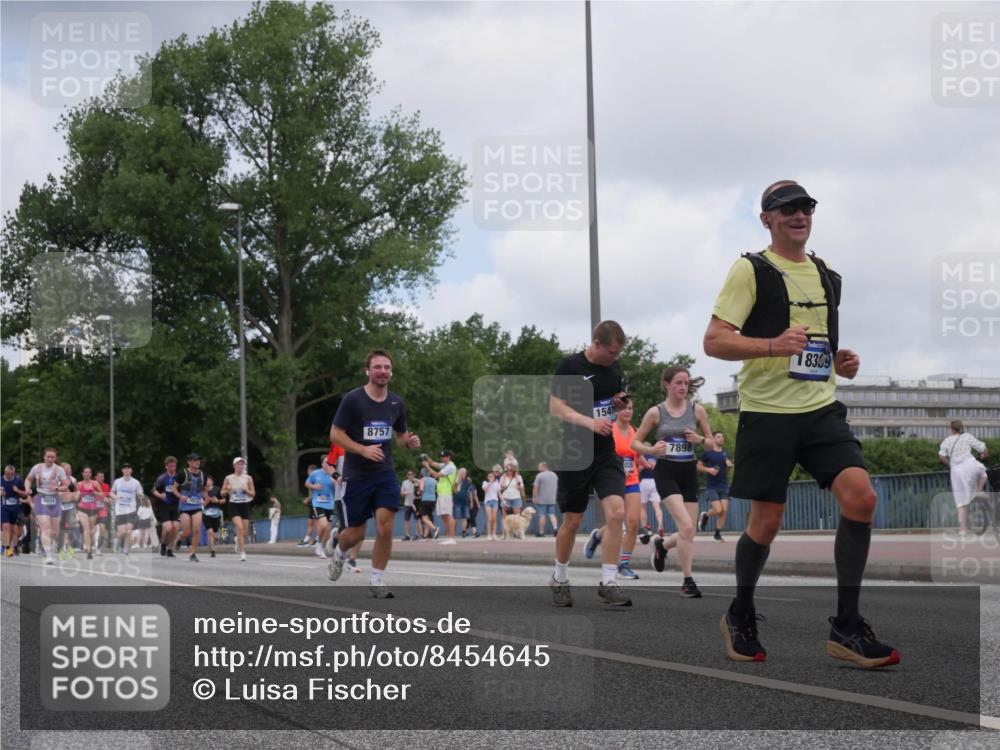 29.06.2025 - hella hamburg halbmarathon Luisa Fischer http://msf.ph/oto/8454645 29.06.2025 10:35:04 Kennedybrücke 8757, 1547, 7898, 18359, 3752, 4924, 5496, 7344, 7570, 7695, 7898, 8757, 9604 meine-sportfotos.de