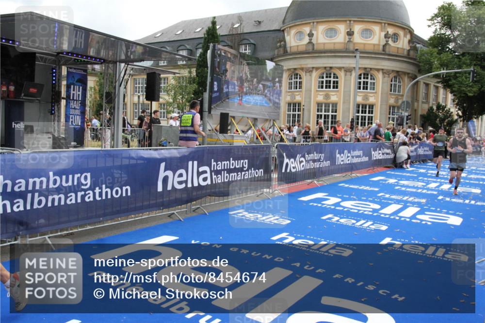 29.06.2025 - hella hamburg halbmarathon Michael Strokosch http://msf.ph/oto/8454674 29.06.2025 10:31:11 Ziel 3201, 5826, 10929, 13754, 18177 meine-sportfotos.de
