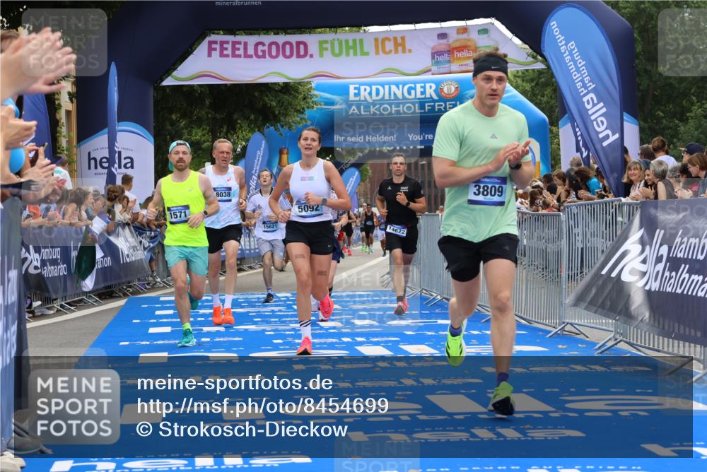 29.06.2025 - hella hamburg halbmarathon Strokosch-Dieckow http://msf.ph/oto/8454699 29.06.2025 10:36:38 Ziel 1571, 2121, 3809, 5092, 5961, 6915, 8121, 14622, 15621, 16523, 18038, 18733 meine-sportfotos.de