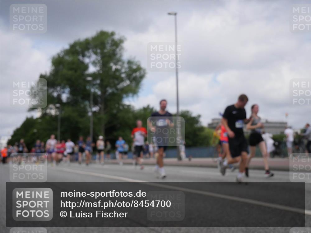 29.06.2025 - hella hamburg halbmarathon Luisa Fischer http://msf.ph/oto/8454700 29.06.2025 10:35:05 Kennedybrücke 3752, 4924, 5496, 5743, 7344, 7570, 7695, 7898, 8757, 9604 meine-sportfotos.de