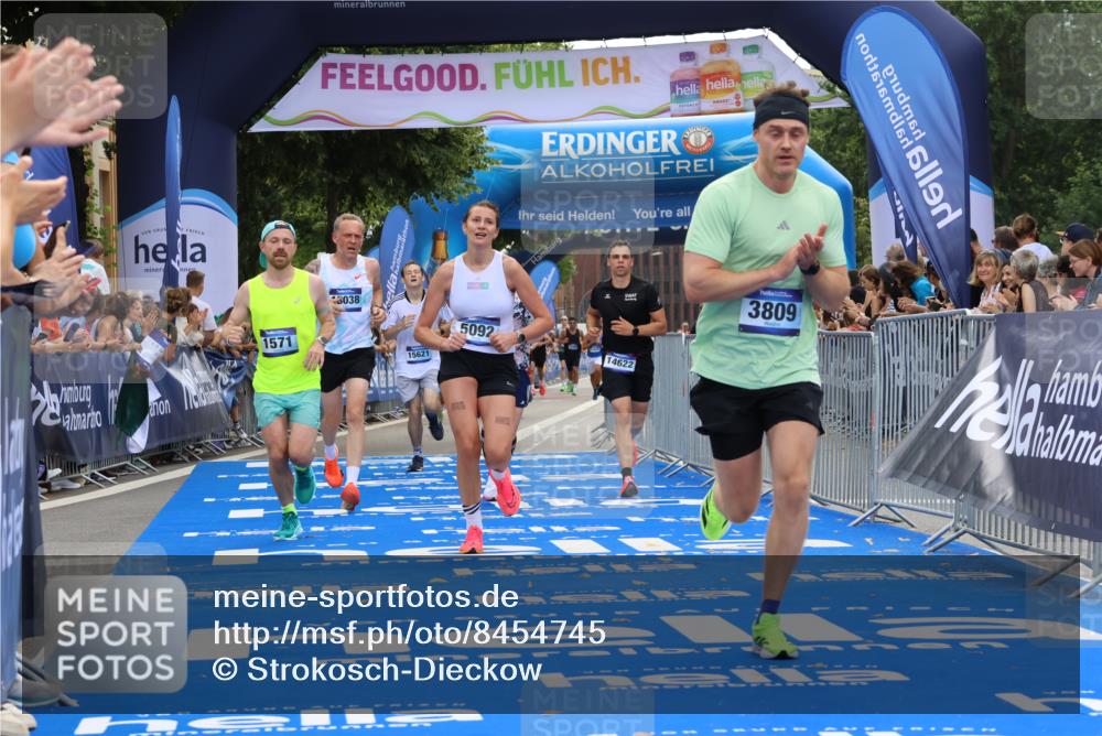 29.06.2025 - hella hamburg halbmarathon Strokosch-Dieckow http://msf.ph/oto/8454745 29.06.2025 10:36:38 Ziel 1571, 2121, 3809, 5092, 5961, 6915, 8121, 14622, 15621, 16523, 18038, 18733 meine-sportfotos.de