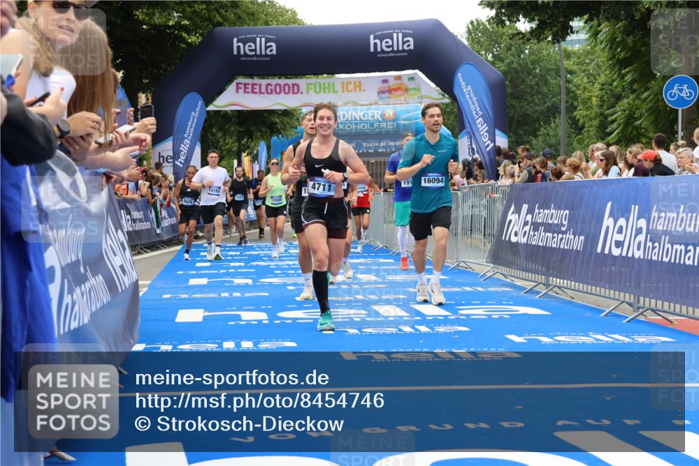29.06.2025 - hella hamburg halbmarathon Strokosch-Dieckow http://msf.ph/oto/8454746 29.06.2025 10:48:06 Ziel 1086, 1914, 4324, 4601, 4711, 6377, 8916, 9544, 9626, 9638, 12685, 12706, 12724, 12747, 12808, 13570, 14192, 14814, 15590, 15973, 15981, 16094, 16149, 16269, 18206, 18922 meine-sportfotos.de