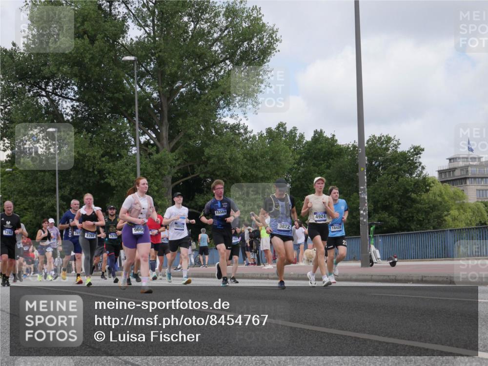 29.06.2025 - hella hamburg halbmarathon Luisa Fischer http://msf.ph/oto/8454767 29.06.2025 10:35:08 Kennedybrücke 1292, 769, 3752, 7570, 9604, 1620, 18931, 15569, 3822, 4924, 18428, 1292, 3752, 4314, 4924, 5601, 5658, 5743, 7344, 7570, 7695, 7898, 8757, 9604, 10248 meine-sportfotos.de