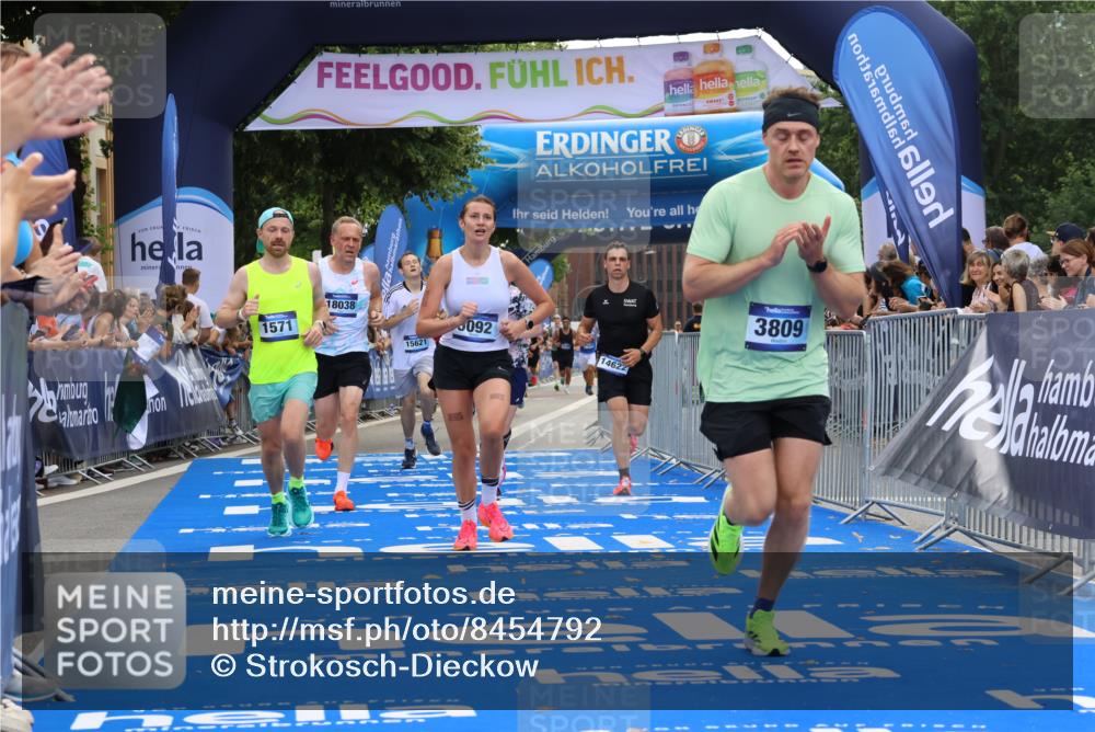 29.06.2025 - hella hamburg halbmarathon Strokosch-Dieckow http://msf.ph/oto/8454792 29.06.2025 10:36:38 Ziel 1571, 2121, 3809, 5092, 5961, 6915, 8121, 14622, 15621, 16523, 18038, 18733 meine-sportfotos.de