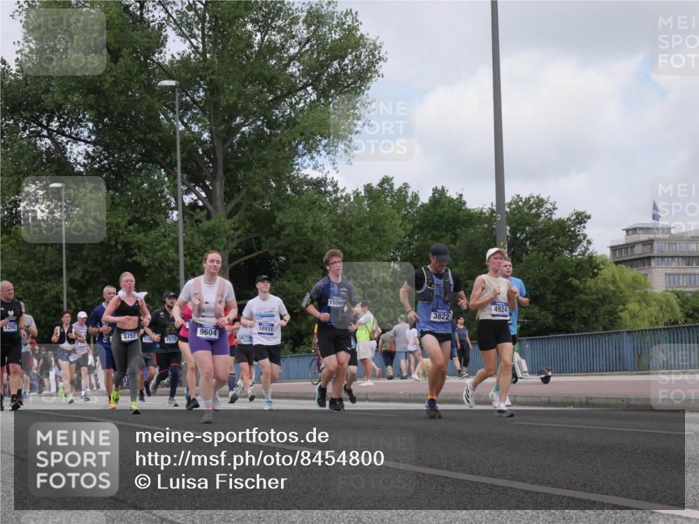 29.06.2025 - hella hamburg halbmarathon Luisa Fischer http://msf.ph/oto/8454800 29.06.2025 10:35:09 Kennedybrücke 1292, 565, 3752, 12755, 9604, 18931, 7570, 16200, 15569, 3822, 4924, 1292, 3239, 3752, 4314, 4924, 5601, 5658, 5743, 7344, 7570, 7695, 7898, 8757, 9604, 10248 meine-sportfotos.de