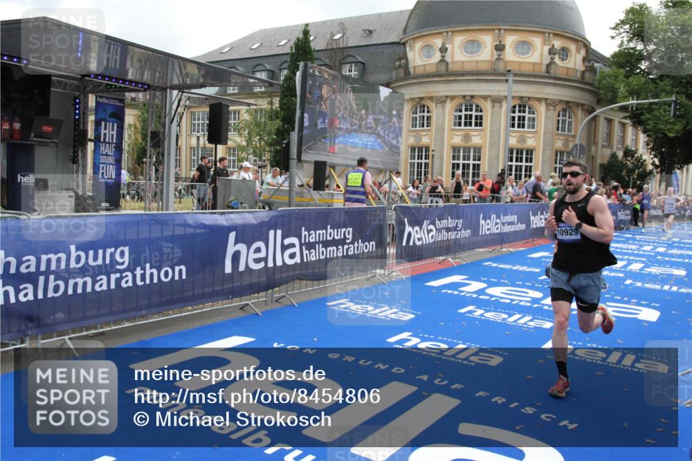 29.06.2025 - hella hamburg halbmarathon Michael Strokosch http://msf.ph/oto/8454806 29.06.2025 10:31:12 Ziel 3201, 5826, 10017, 10929, 13754, 18177 meine-sportfotos.de