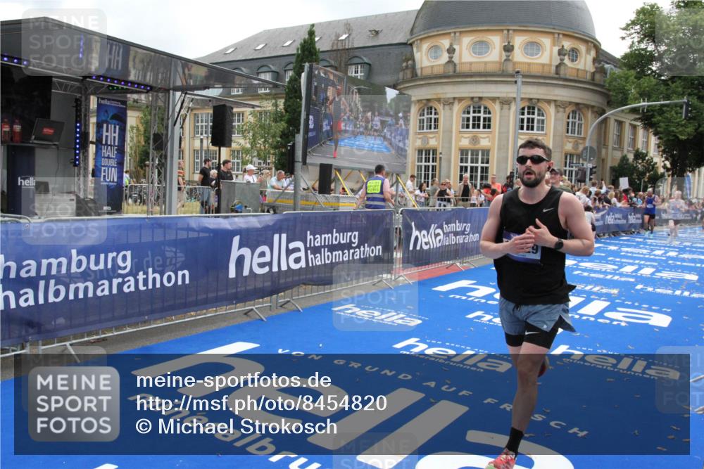 29.06.2025 - hella hamburg halbmarathon Michael Strokosch http://msf.ph/oto/8454820 29.06.2025 10:31:13 Ziel 3201, 10017, 10298, 10929, 12232, 13754, 18177 meine-sportfotos.de