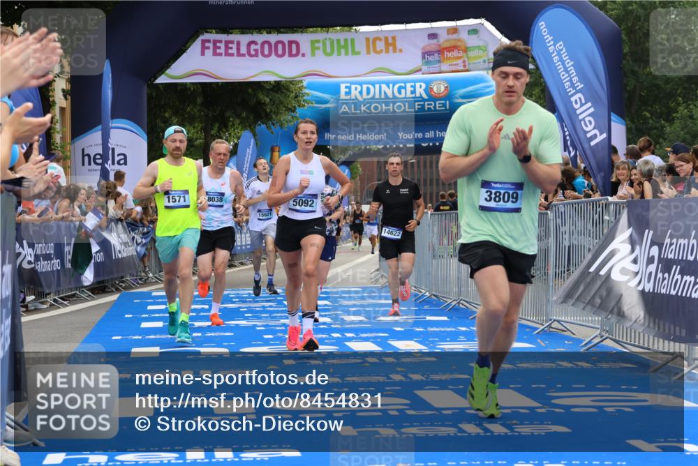 29.06.2025 - hella hamburg halbmarathon Strokosch-Dieckow http://msf.ph/oto/8454831 29.06.2025 10:36:38 Ziel 1571, 2121, 3809, 5092, 5961, 6915, 8121, 14622, 15621, 16523, 18038, 18733 meine-sportfotos.de