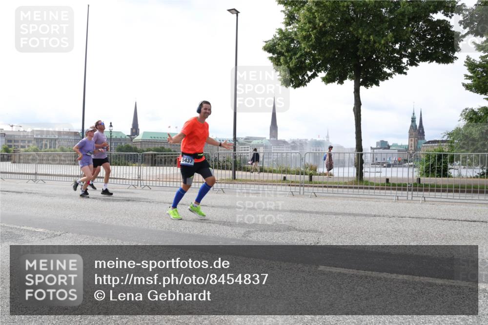 29.06.2025 - hella hamburg halbmarathon Lena Gebhardt http://msf.ph/oto/8454837 29.06.2025 10:31:17 Lombardsbrücke 5437, 1292, 1472, 1773, 1979, 2097, 2268, 2414, 2505, 2914, 3131, 4561, 4817, 5165, 5437, 5846, 5943, 6057, 6078, 6195, 6546, 6620, 6787, 7351, 7604, 7772, 8050, 8072, 8073, 8757, 9183, 9576, 10111, 10586, 10989, 11587, 11981, 11988, 12384, 12627, 13724, 14095, 14349, 14803, 15466, 15589, 15725, 16457, 16978, 17224, 17404, 17463, 17509, 17517, 17587, 17706, 17742, 17966, 19052, 19226 meine-sportfotos.de
