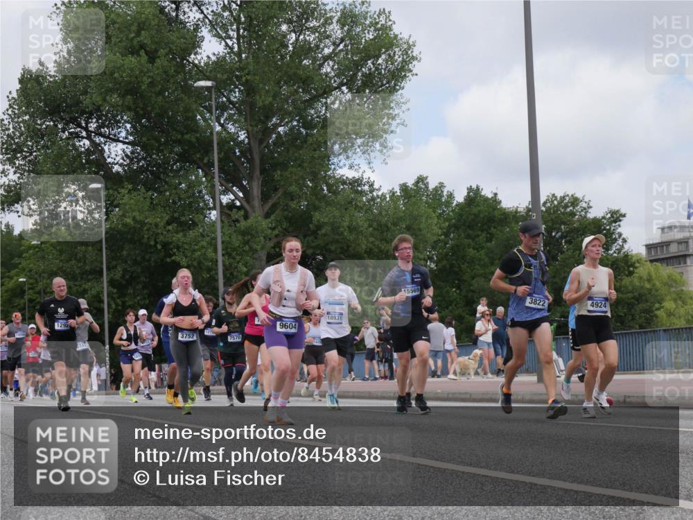 29.06.2025 - hella hamburg halbmarathon Luisa Fischer http://msf.ph/oto/8454838 29.06.2025 10:35:09 Kennedybrücke 621, 14099, 1292, 6743, 3752, 127, 7570, 9604, 1620, 18931, 15569, 3822, 4924, 1292, 3239, 3752, 4314, 4924, 5601, 5658, 5743, 7344, 7570, 7695, 7898, 8757, 9604, 10248 meine-sportfotos.de