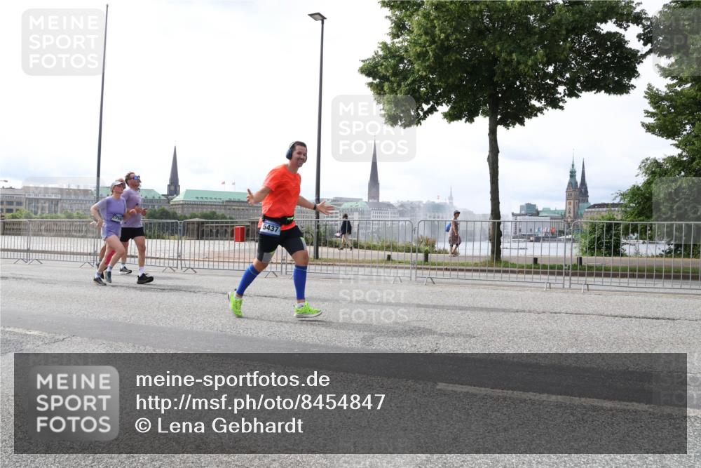 29.06.2025 - hella hamburg halbmarathon Lena Gebhardt http://msf.ph/oto/8454847 29.06.2025 10:31:17 Lombardsbrücke 5437, 1292, 1472, 1773, 1979, 2097, 2268, 2414, 2505, 2914, 3131, 4561, 4817, 5165, 5437, 5846, 5943, 6057, 6078, 6195, 6546, 6620, 6787, 7351, 7604, 7772, 8050, 8072, 8073, 8757, 9183, 9576, 10111, 10586, 10989, 11587, 11981, 11988, 12384, 12627, 13724, 14095, 14349, 14803, 15466, 15589, 15725, 16457, 16978, 17224, 17404, 17463, 17509, 17517, 17587, 17706, 17742, 17966, 19052, 19226 meine-sportfotos.de