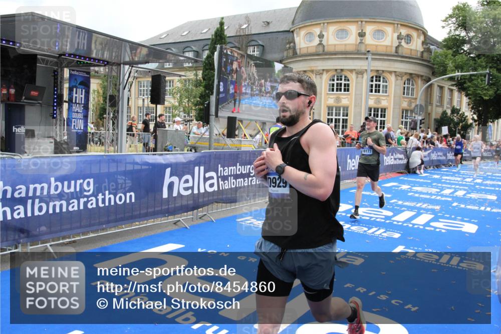 29.06.2025 - hella hamburg halbmarathon Michael Strokosch http://msf.ph/oto/8454860 29.06.2025 10:31:13 Ziel 3201, 10017, 10298, 10929, 12232, 13754, 18177 meine-sportfotos.de