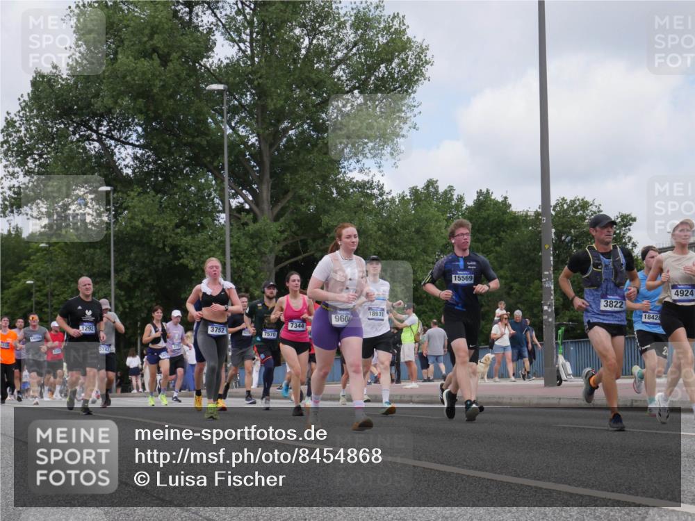 29.06.2025 - hella hamburg halbmarathon Luisa Fischer http://msf.ph/oto/8454868 29.06.2025 10:35:10 Kennedybrücke 1292, 5743, 18931, 9604, 7344, 3752, 1279, 7570, 15569, 4924, 3822, 18428, 2, 1292, 3239, 3751, 3752, 4314, 4924, 5601, 5658, 5743, 7239, 7344, 7535, 7570, 7695, 8127, 9604, 10248 meine-sportfotos.de