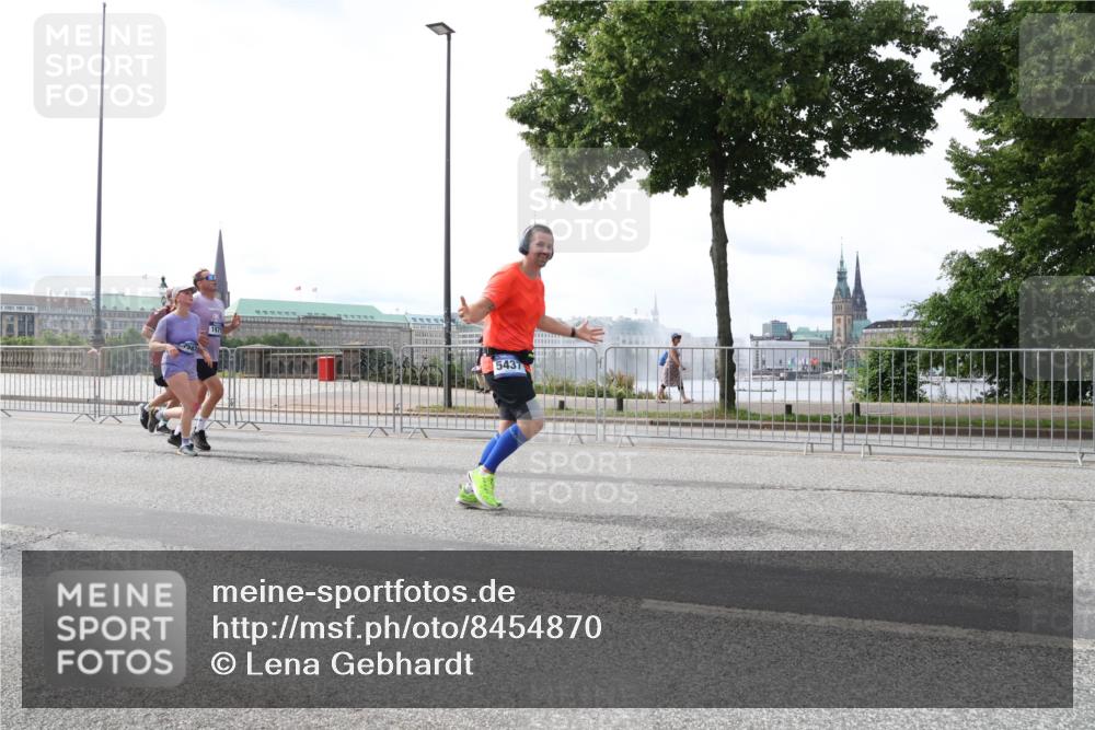 29.06.2025 - hella hamburg halbmarathon Lena Gebhardt http://msf.ph/oto/8454870 29.06.2025 10:31:17 Lombardsbrücke 5437, 1292, 1472, 1773, 1979, 2097, 2268, 2414, 2505, 2914, 3131, 4561, 4817, 5165, 5437, 5846, 5943, 6057, 6078, 6195, 6546, 6620, 6787, 7351, 7604, 7772, 8050, 8072, 8073, 8757, 9183, 9576, 10111, 10586, 10989, 11587, 11981, 11988, 12384, 12627, 13724, 14095, 14349, 14803, 15466, 15589, 15725, 16457, 16978, 17224, 17404, 17463, 17509, 17517, 17587, 17706, 17742, 17966, 19052, 19226 meine-sportfotos.de