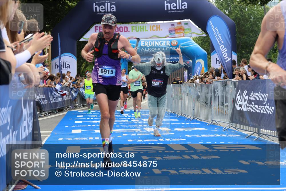 29.06.2025 - hella hamburg halbmarathon Strokosch-Dieckow http://msf.ph/oto/8454875 29.06.2025 10:36:35 Ziel 1571, 2121, 3809, 5092, 6915, 8121, 9296, 11833, 14622, 15621, 16523, 17723, 18038, 18733 meine-sportfotos.de