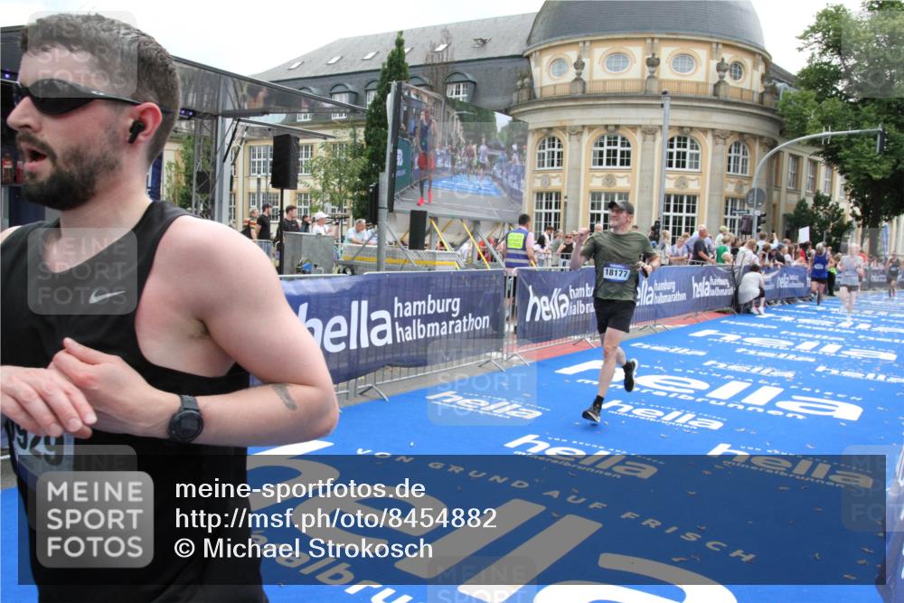29.06.2025 - hella hamburg halbmarathon Michael Strokosch http://msf.ph/oto/8454882 29.06.2025 10:31:13 Ziel 3201, 10017, 10298, 10929, 12232, 13754, 18177 meine-sportfotos.de