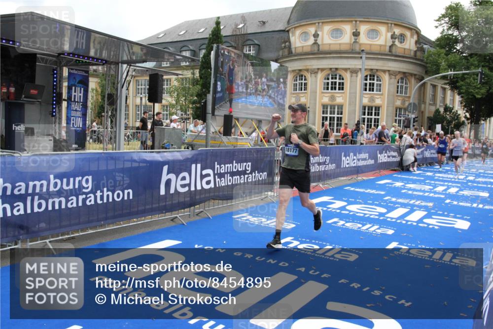 29.06.2025 - hella hamburg halbmarathon Michael Strokosch http://msf.ph/oto/8454895 29.06.2025 10:31:14 Ziel 3201, 10017, 10298, 10929, 12232, 13754, 14450, 18177 meine-sportfotos.de