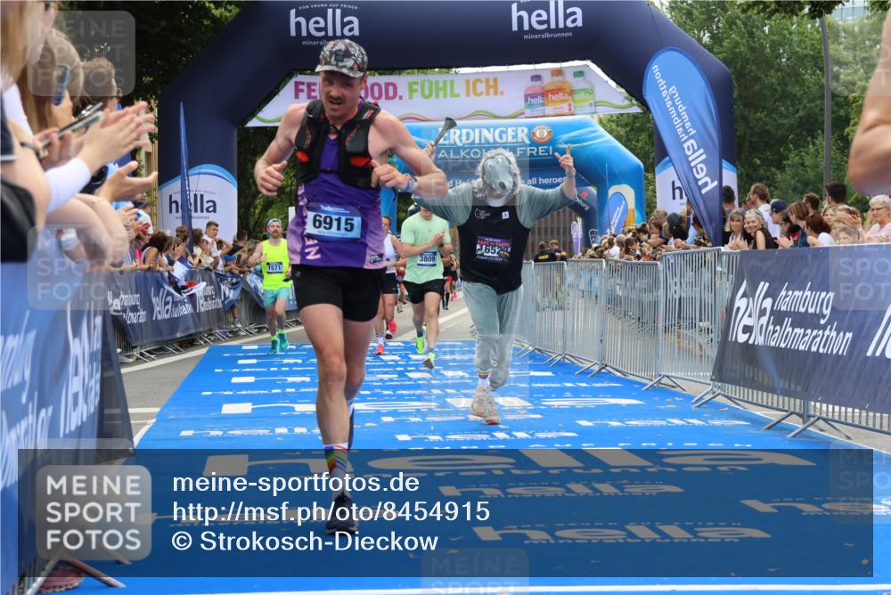 29.06.2025 - hella hamburg halbmarathon Strokosch-Dieckow http://msf.ph/oto/8454915 29.06.2025 10:36:35 Ziel 1571, 2121, 3809, 5092, 6915, 8121, 9296, 11833, 14622, 15621, 16523, 17723, 18038, 18733 meine-sportfotos.de