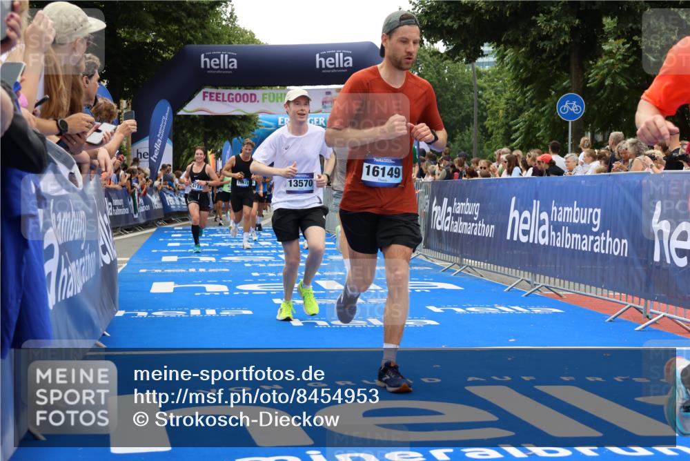 29.06.2025 - hella hamburg halbmarathon Strokosch-Dieckow http://msf.ph/oto/8454953 29.06.2025 10:48:04 Ziel 1086, 1914, 4324, 4528, 4601, 4711, 6377, 9544, 9626, 9638, 12685, 12706, 12724, 12747, 12808, 13570, 14192, 14814, 15590, 15973, 15981, 16094, 16149, 16269, 16766, 18206, 18922, 19198 meine-sportfotos.de