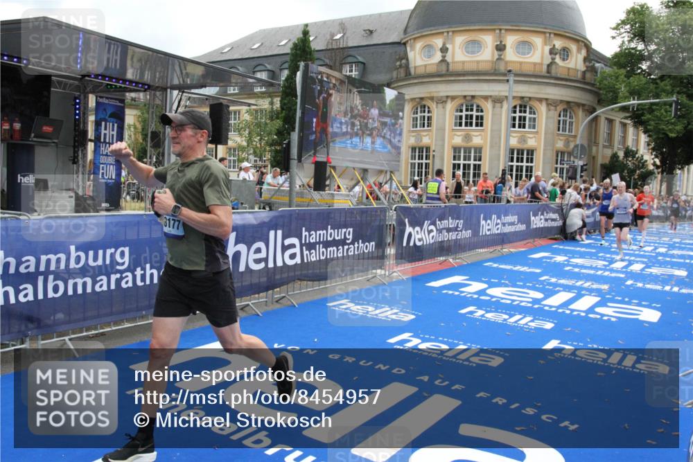29.06.2025 - hella hamburg halbmarathon Michael Strokosch http://msf.ph/oto/8454957 29.06.2025 10:31:14 Ziel 3201, 10017, 10298, 10929, 12232, 13754, 14450, 18177 meine-sportfotos.de