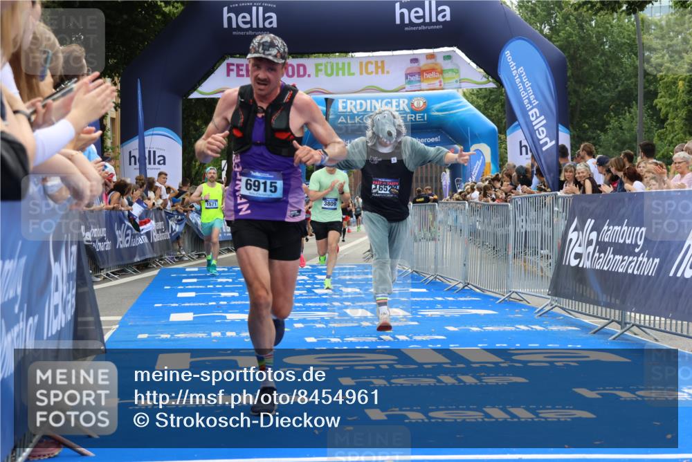 29.06.2025 - hella hamburg halbmarathon Strokosch-Dieckow http://msf.ph/oto/8454961 29.06.2025 10:36:35 Ziel 1571, 2121, 3809, 5092, 6915, 8121, 9296, 11833, 14622, 15621, 16523, 17723, 18038, 18733 meine-sportfotos.de