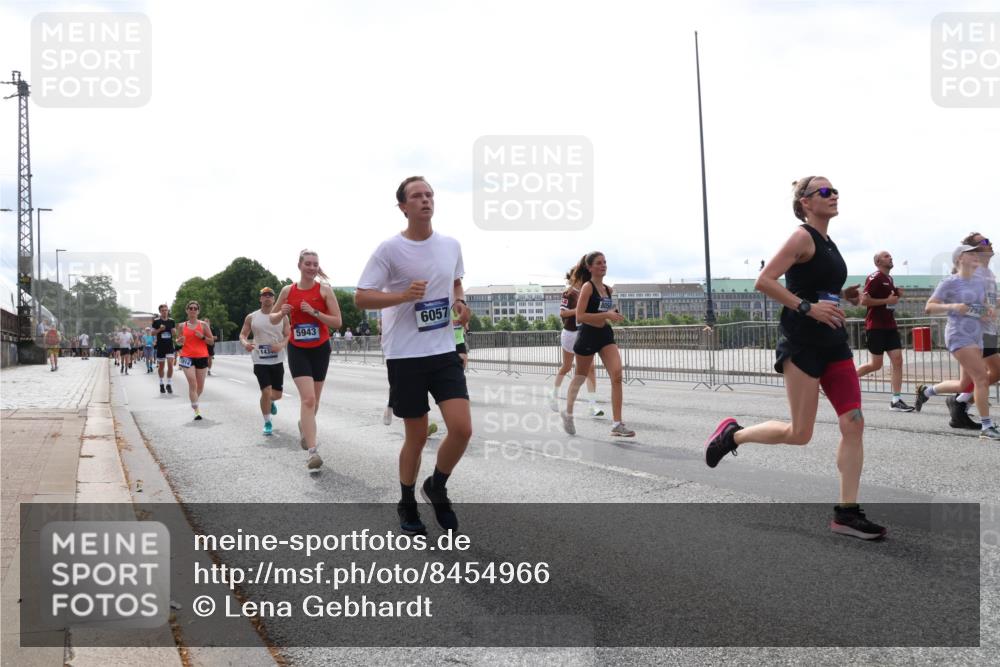 29.06.2025 - hella hamburg halbmarathon Lena Gebhardt http://msf.ph/oto/8454966 29.06.2025 10:31:18 Lombardsbrücke 143, 5943, 6057, 1292, 1773, 1979, 2097, 2268, 2414, 2914, 3131, 4561, 4817, 4953, 5165, 5437, 5846, 5943, 6057, 6078, 6195, 6546, 6573, 6620, 6787, 7351, 7604, 7772, 8050, 8072, 8073, 8757, 9183, 9576, 10111, 10240, 10586, 10989, 11587, 11981, 11988, 12384, 12627, 13724, 14095, 14349, 14803, 15466, 15589, 15725, 16457, 16978, 17224, 17404, 17463, 17509, 17517, 17587, 17706, 17742, 17966, 19052, 19226 meine-sportfotos.de